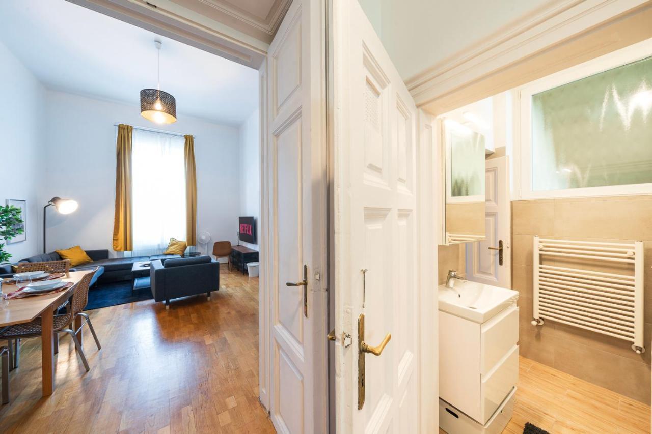 Shining Bright Two Bedroom Apt Next To Andrassy Ave Budapest Eksteriør billede